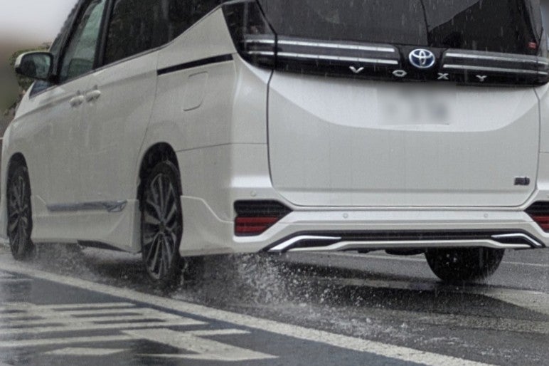雨の日のクルマの走行イメージ
