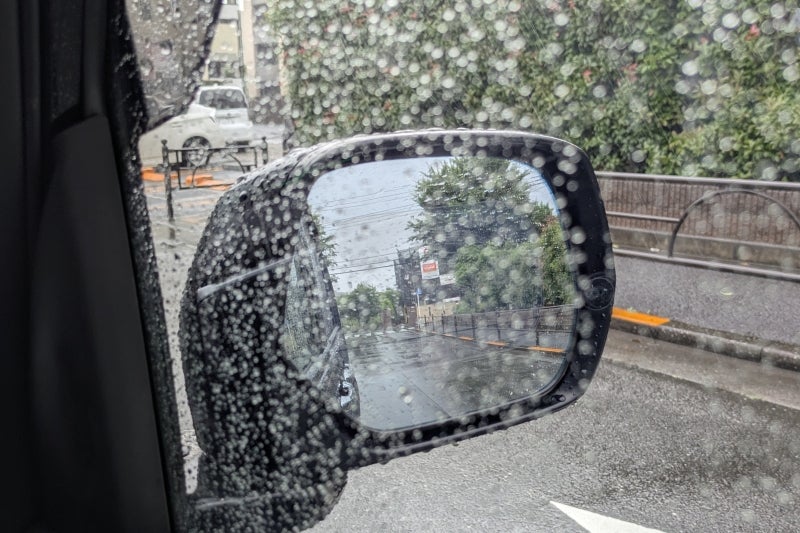 運転席側の窓ガラスに水滴が付いた状態の見えかた