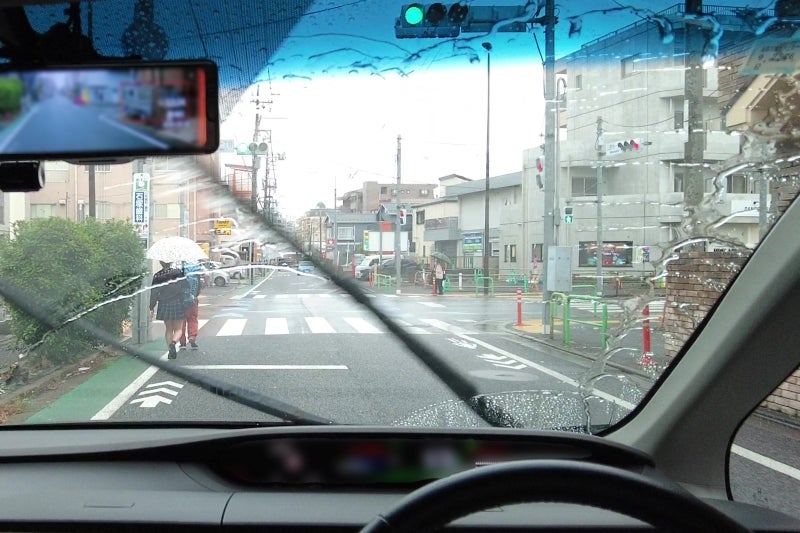 劣化したワイパーによる拭きムラの例