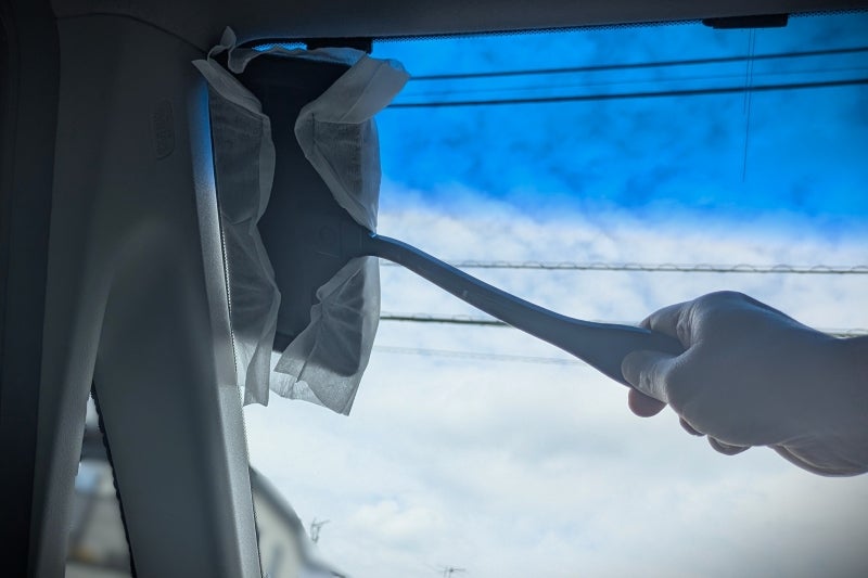 自動車ガラス用の柄付きワイパーだと、運転席からフロントガラスの隅々まで拭きやすい