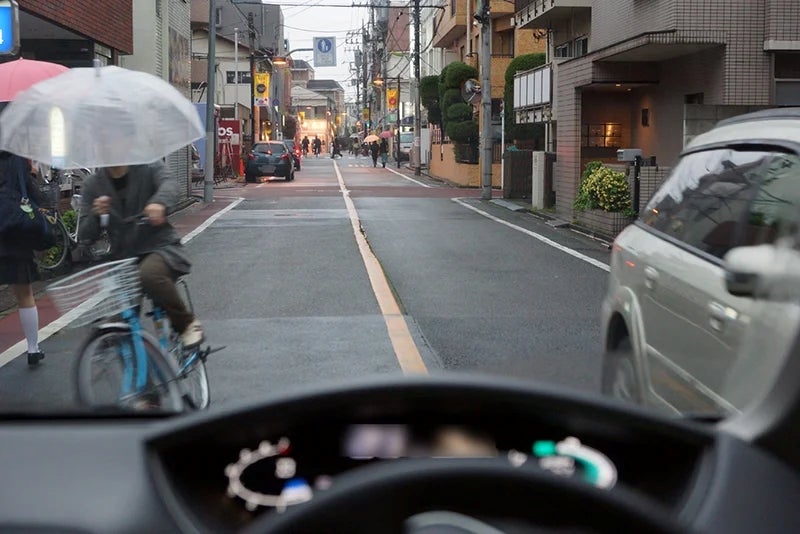 歩行者の陰から自転車が車道中ほどに飛び出してくる