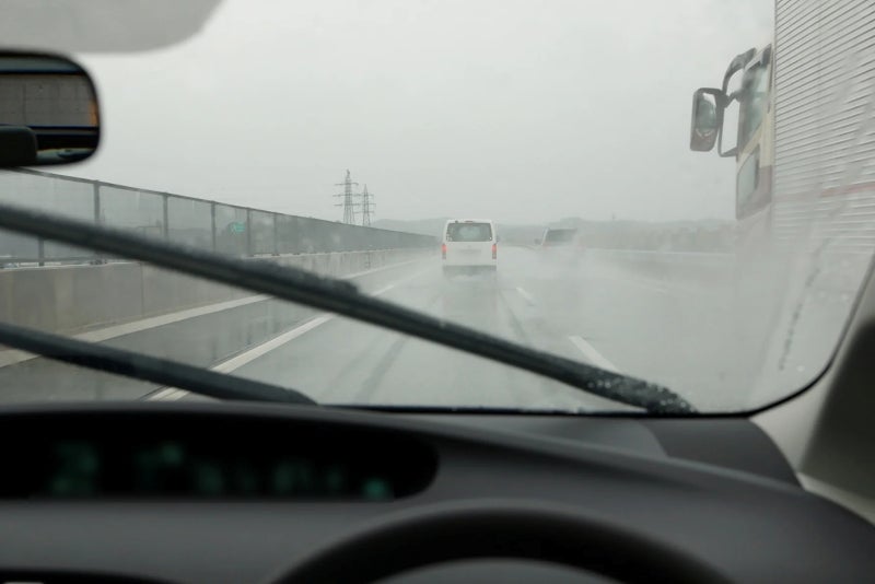雨の日の高速道路を走る自車