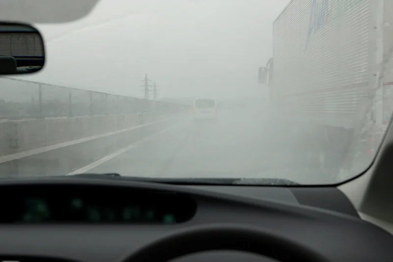 前を走る大型車の水しぶきで、自車の視界が遮られる