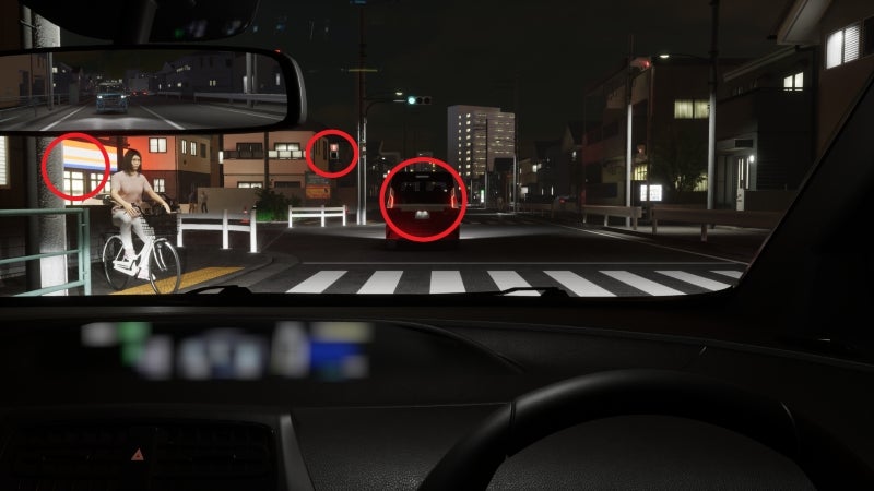 交差点の先に駐車場の入り口がある。前車との車間距離が縮まっている。黄信号になりそうで焦りやすい。前車が右左折する可能性がある