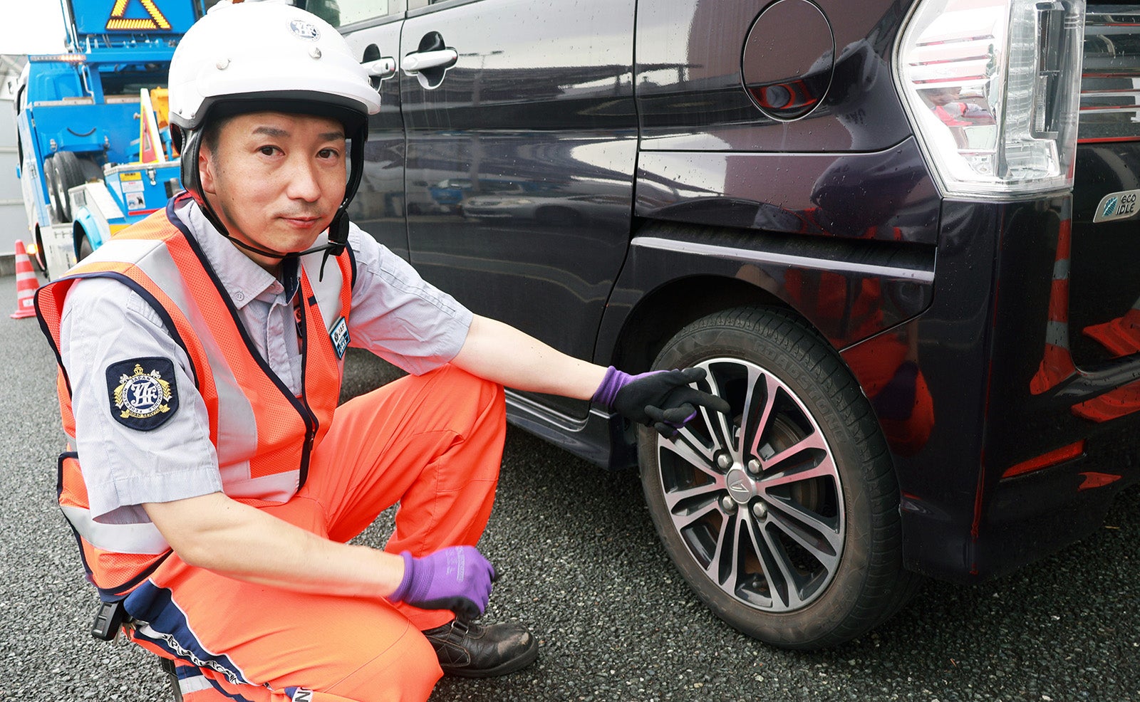 リアブレーキを指さす山田隊員