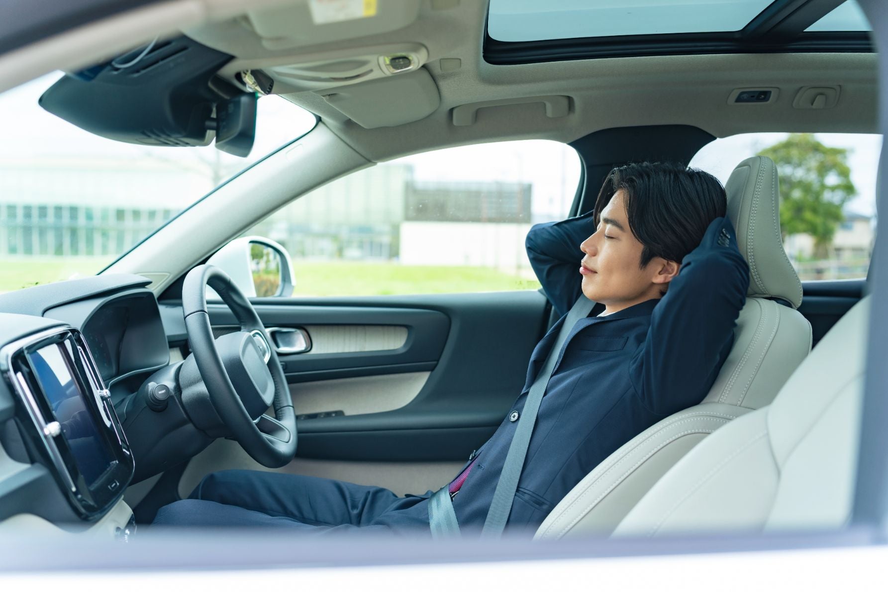 車内で仮眠を取る男性