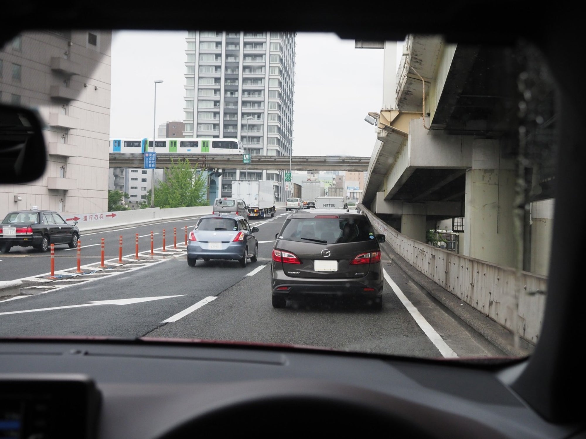 高速道路の合流付近を走る自車。前方には複数の車がいる