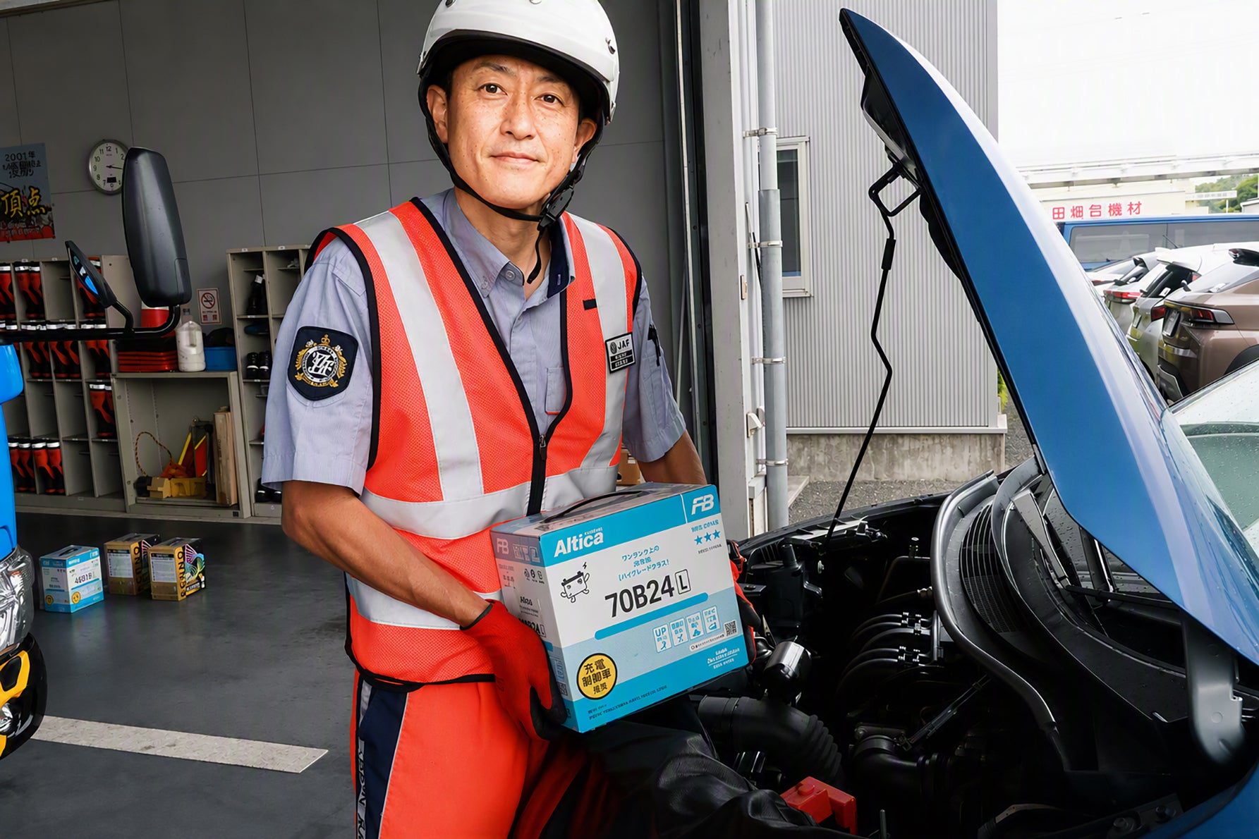 交換用の新品バッテリーを持つ石原隊員
