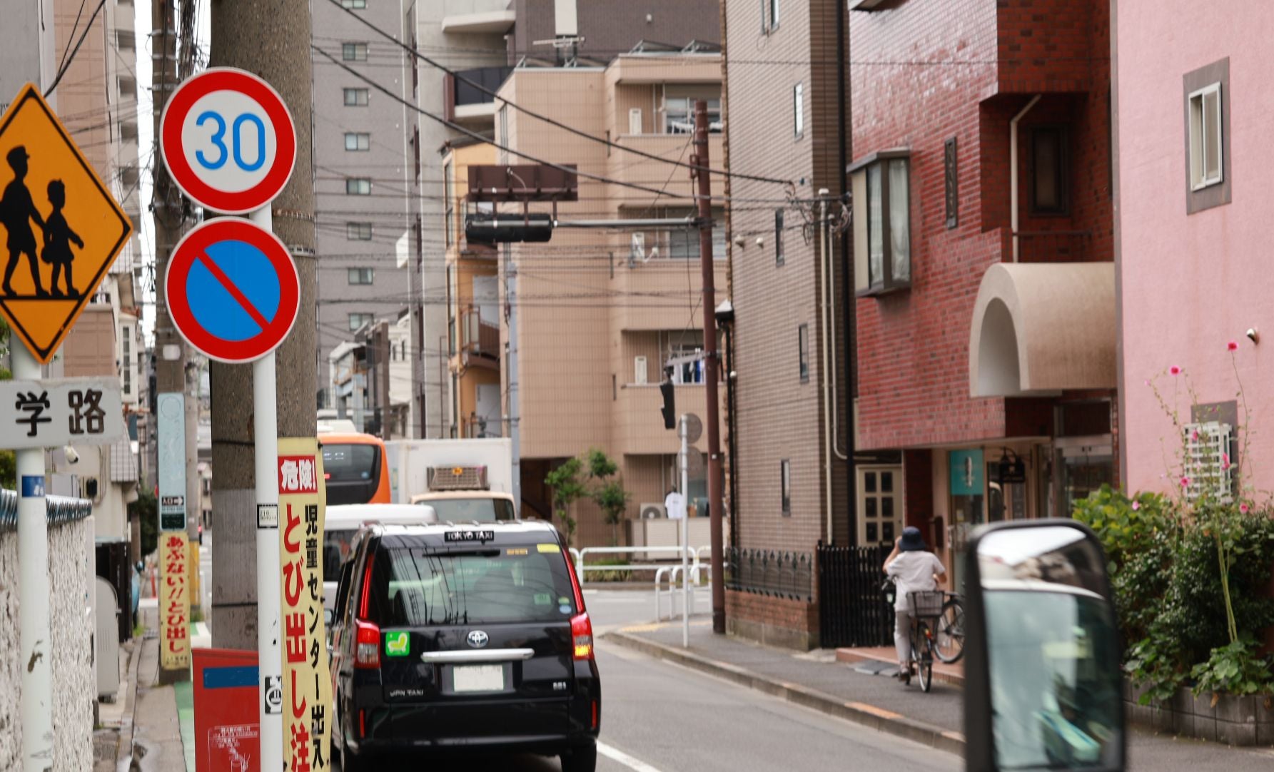 見通しの悪い生活道路のイメージ