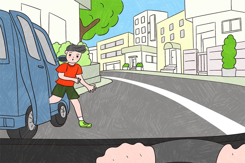 止まっているクルマのスライドドアから車道に出て来る子ども