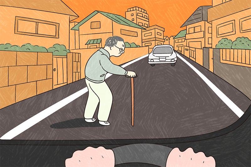 夕暮れの道路を横断して来る高齢歩行者