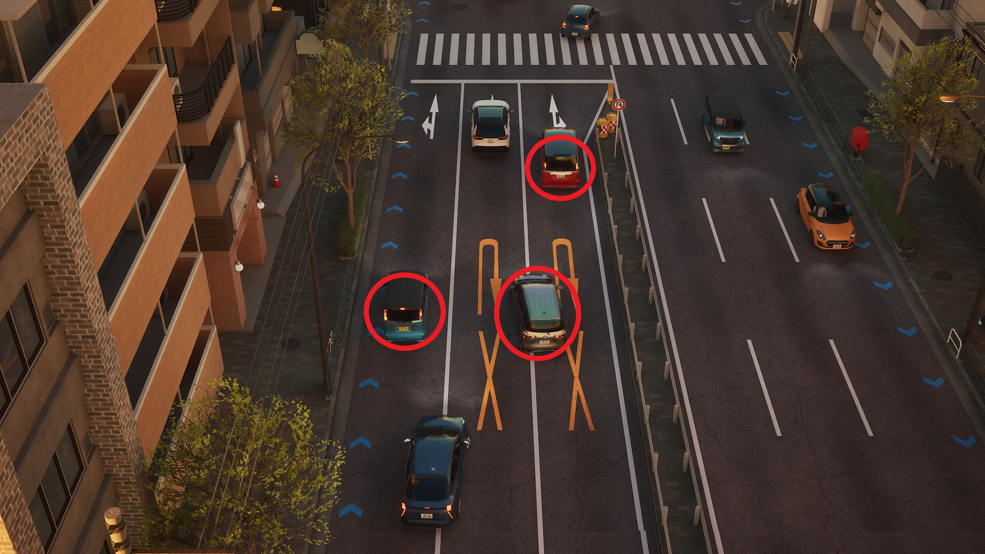 前の車が左折するため、中央車線に進路変更するタイミングで、一番右側を走っている車が右折待ちの車を避けて同時に進路変更して来る