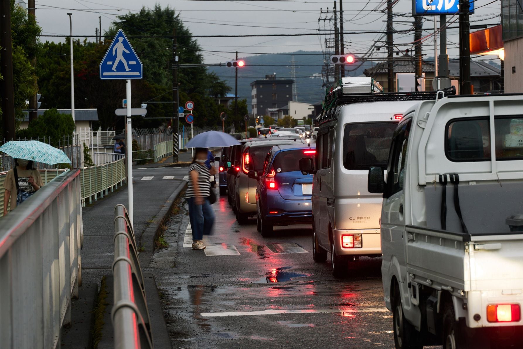 薄暮時の道路を横断する人