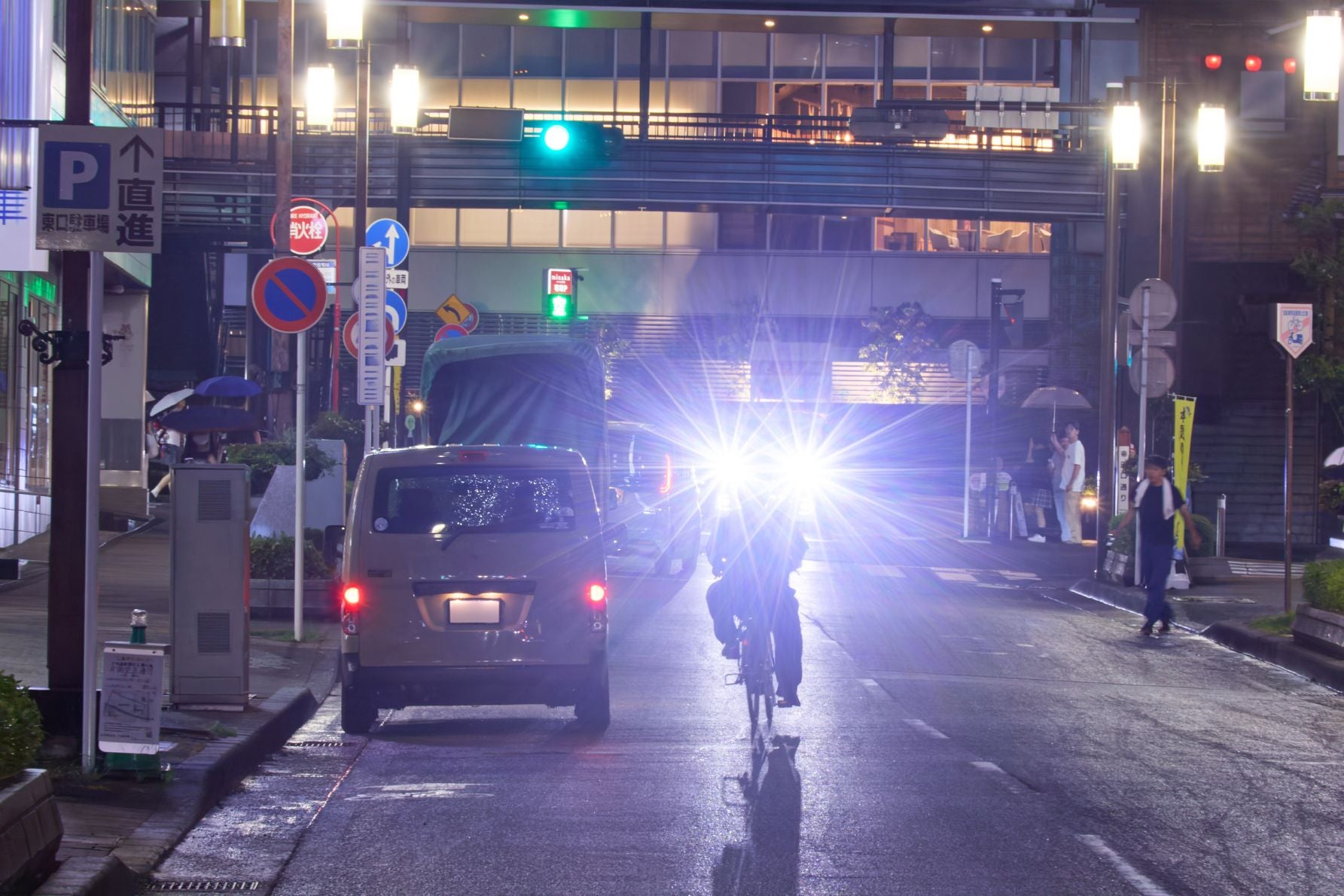 対向車のライトで消える歩行者