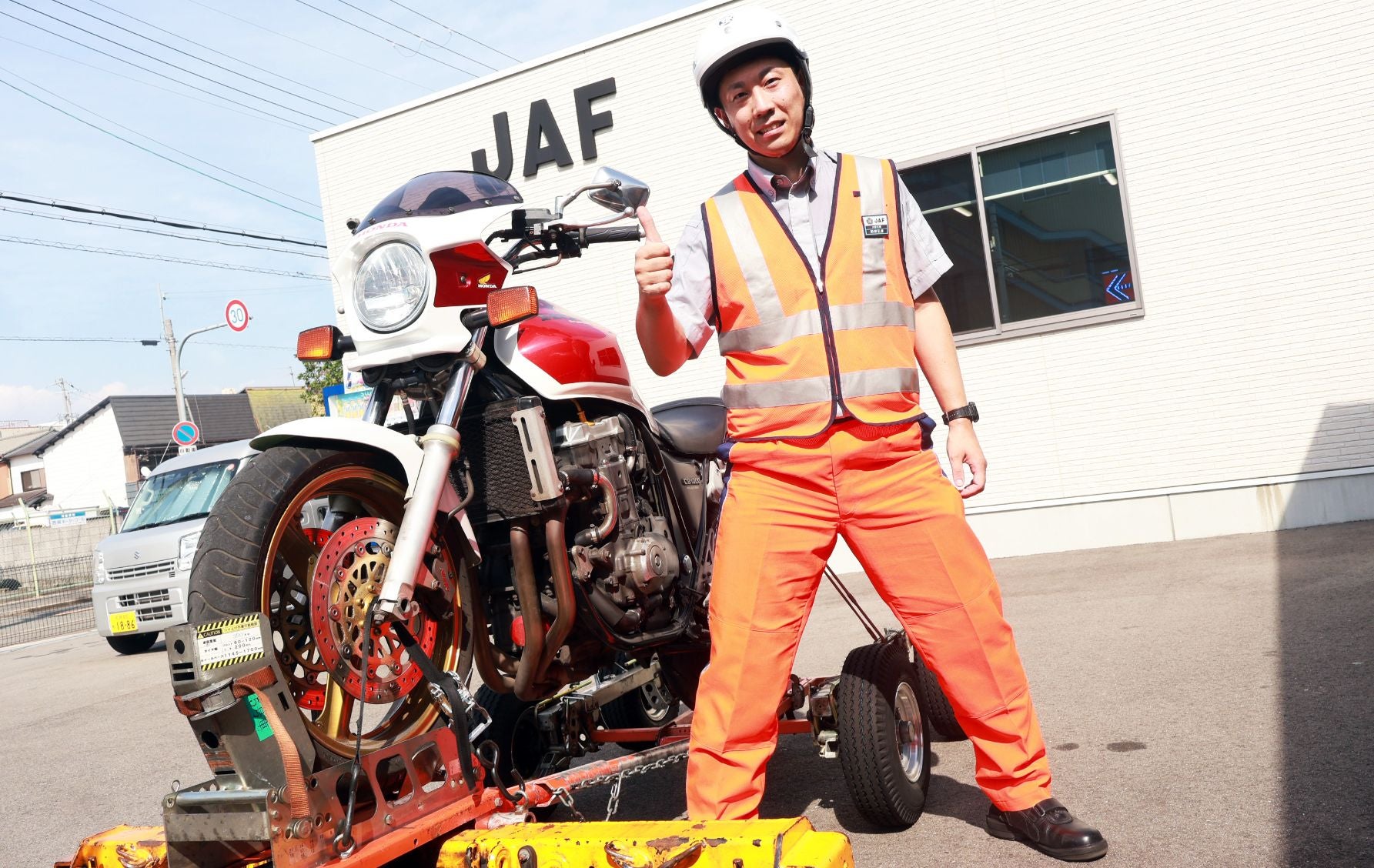 二輪アタッチメントへの積み込み作業を終えた野原隊員
