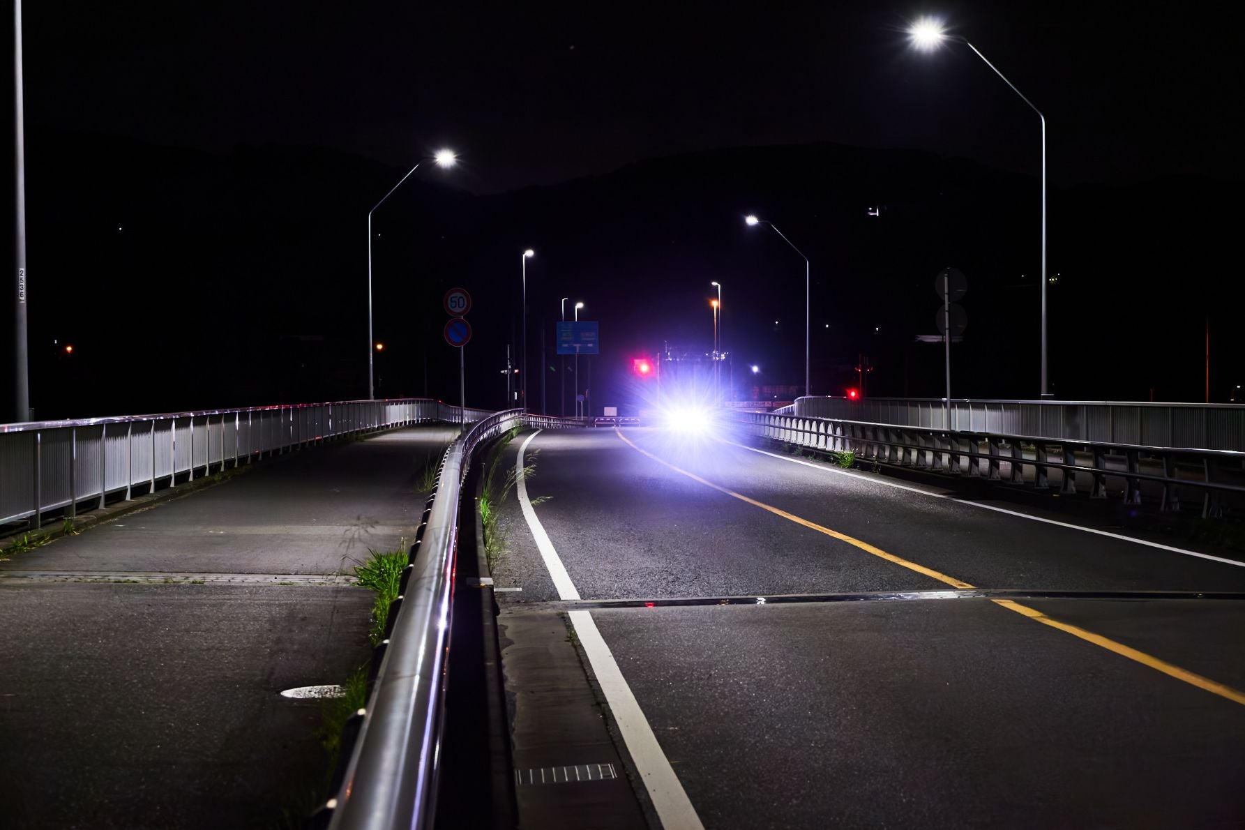 対向車とすれ違う道路の中央付近