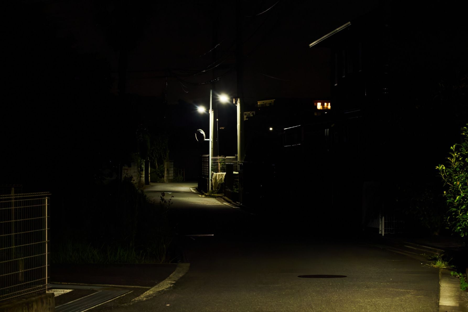街灯のない暗い道