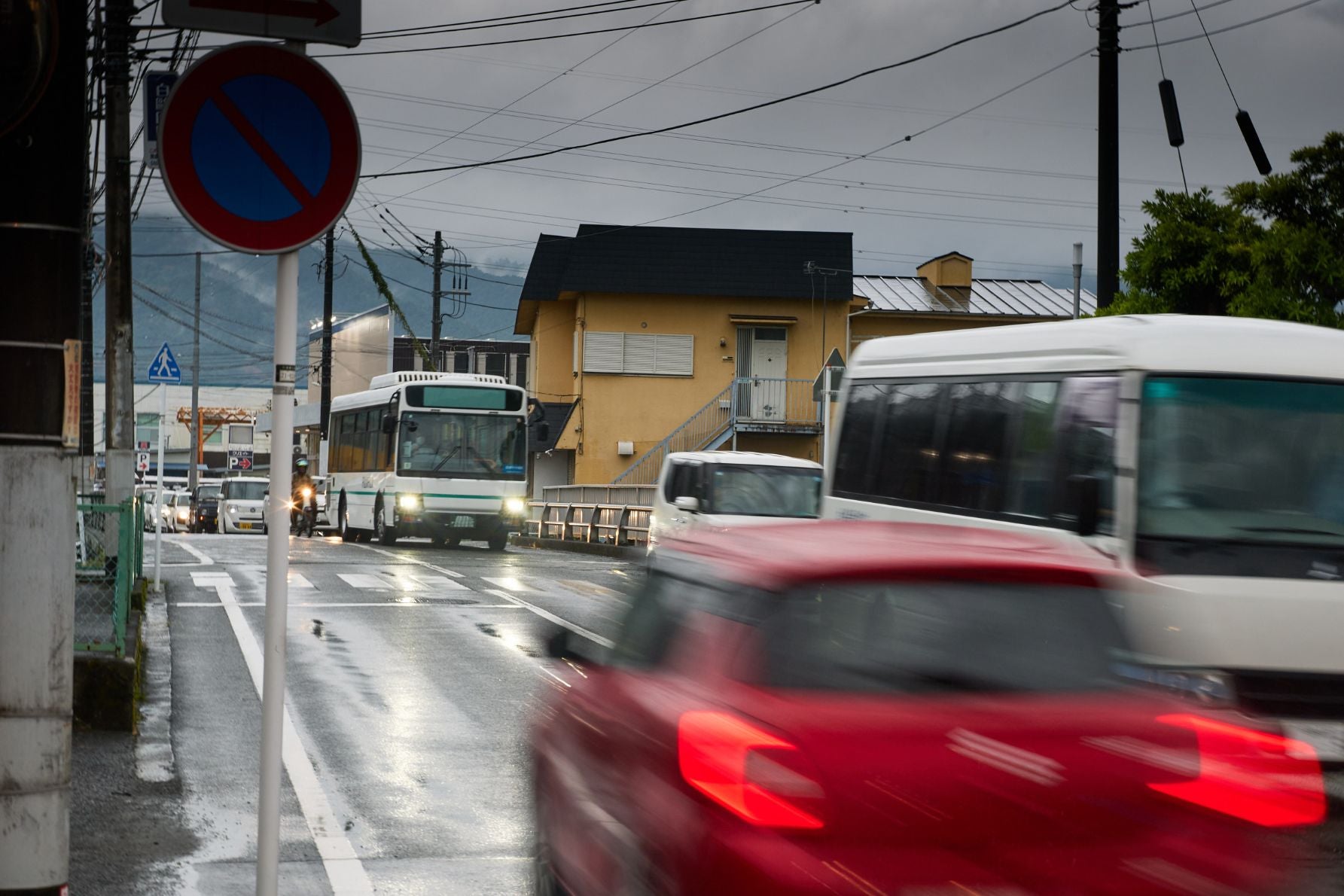 車の停止距離イメージ写真