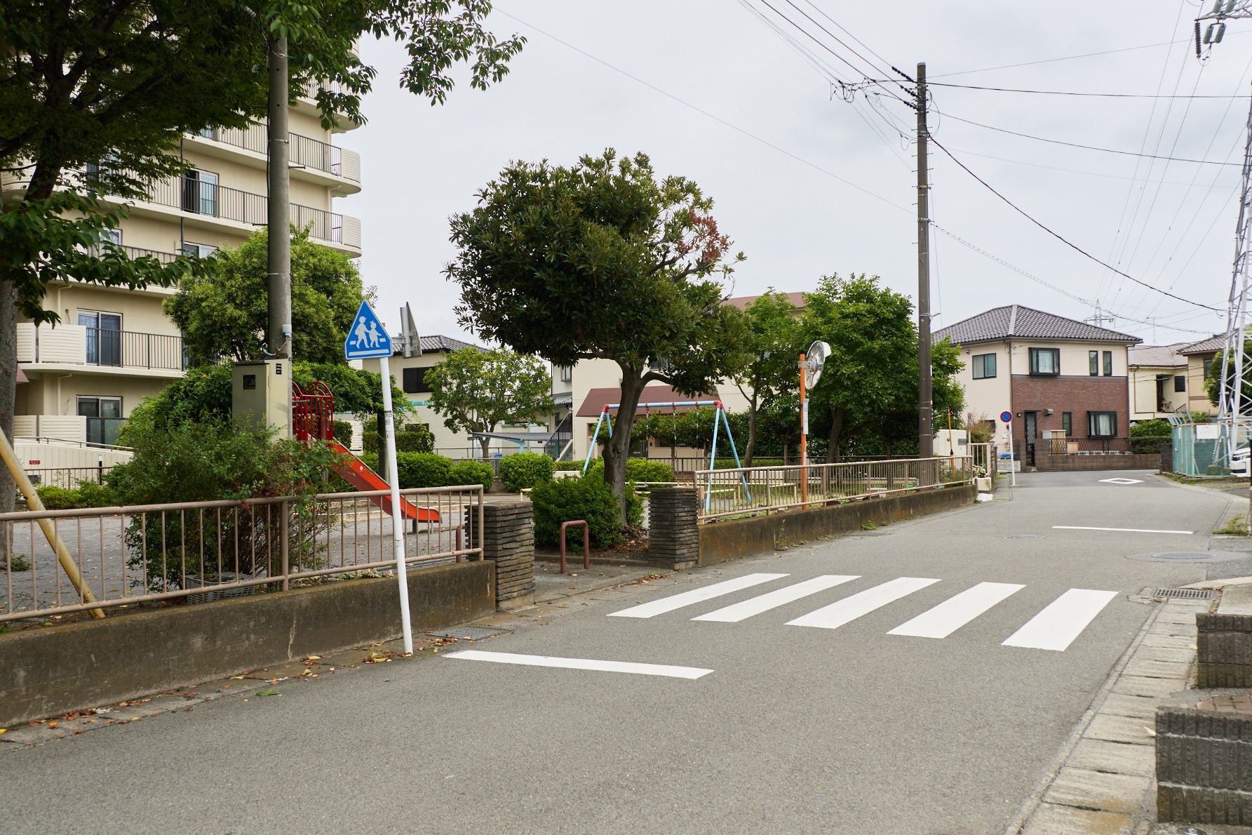 車の停止距離イメージ写真