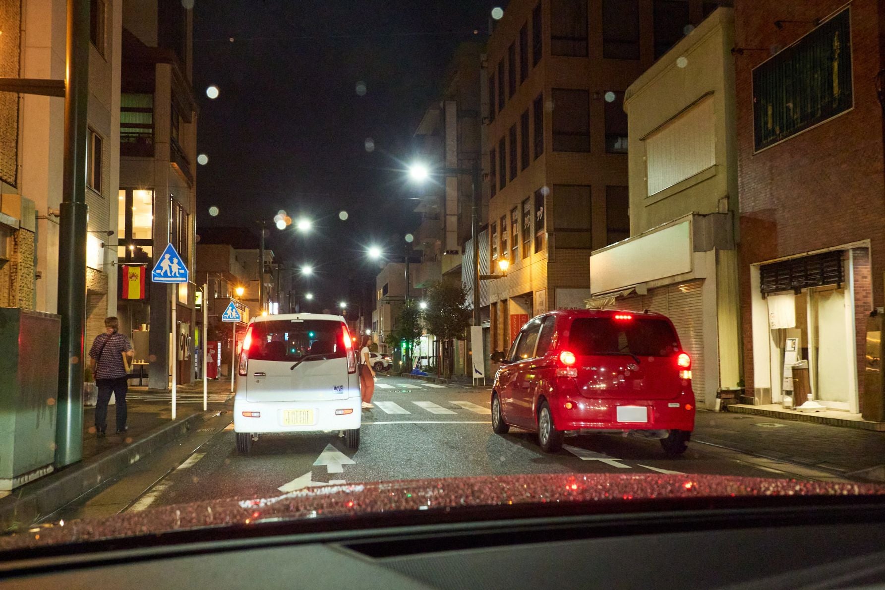 駐車車両が並ぶ道路