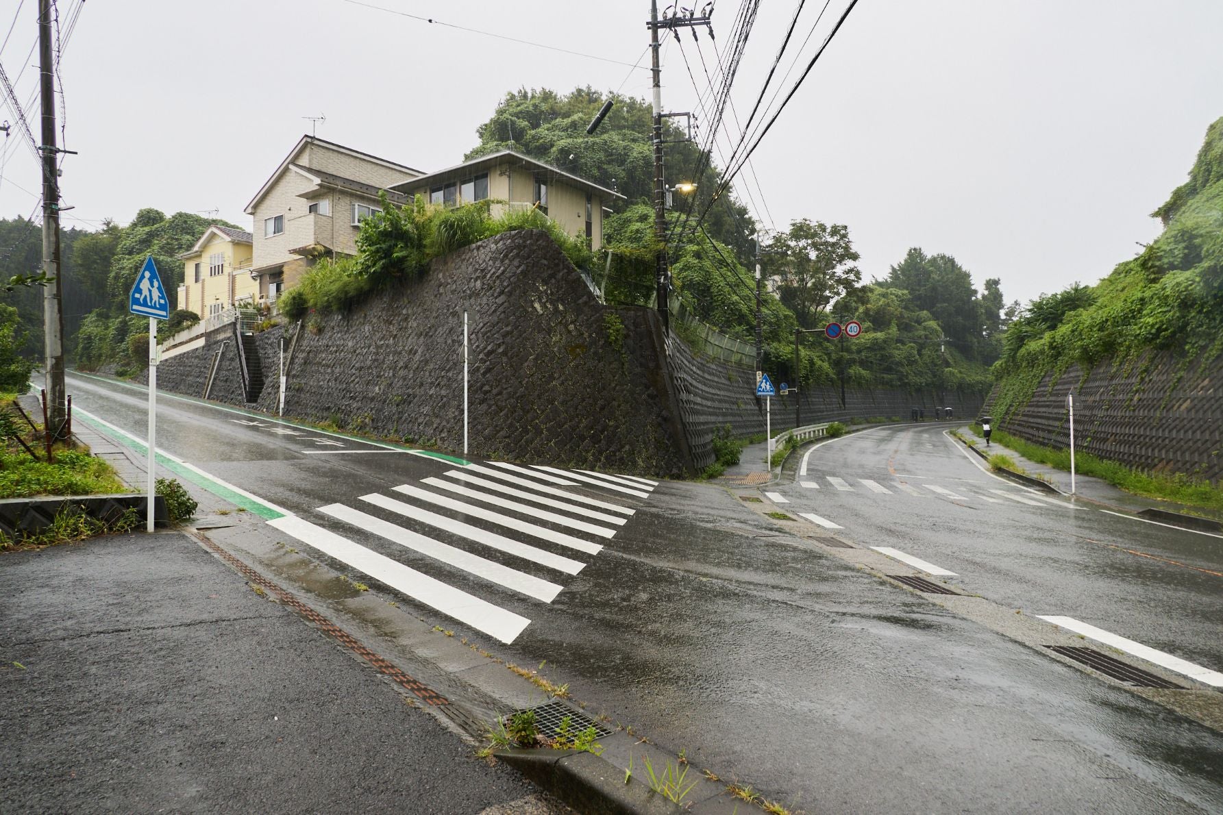 カーブや坂の先が見えないスポット