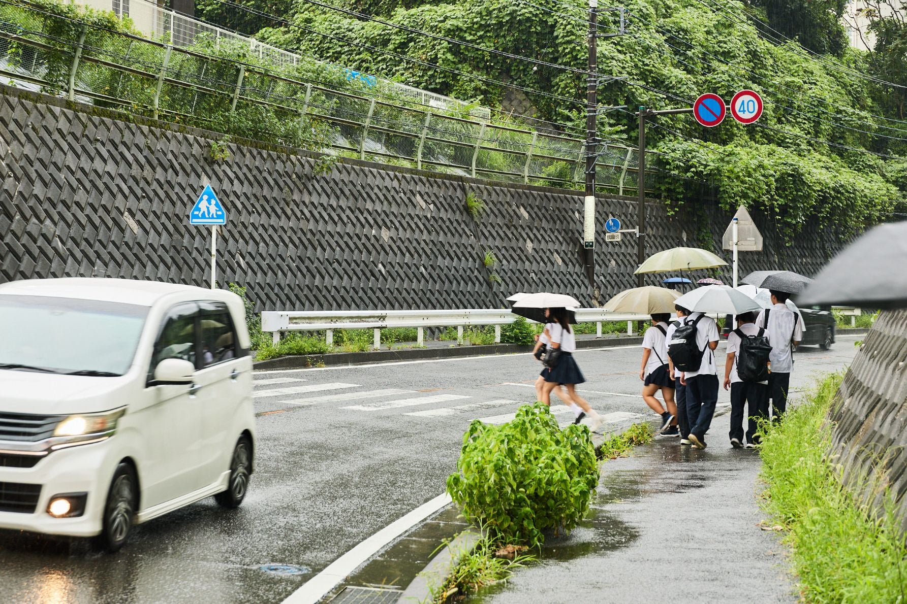 薄暮時は、学生や会社員の帰宅時間帯と重なりやすくなります