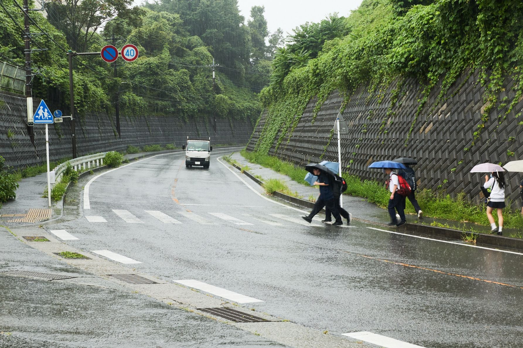横断歩道に近づいたら、手前から減速しましょう