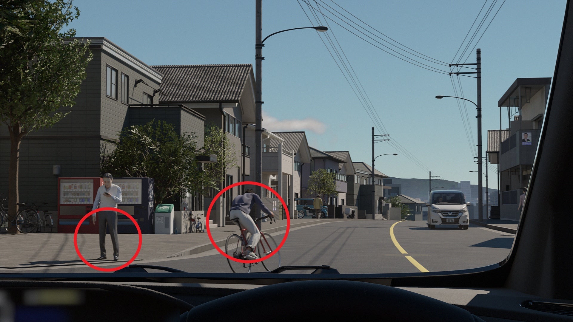下り坂を走って来た自転車が左折するときに近くにいる歩行者を避けるように大きく膨らんで曲がって来る