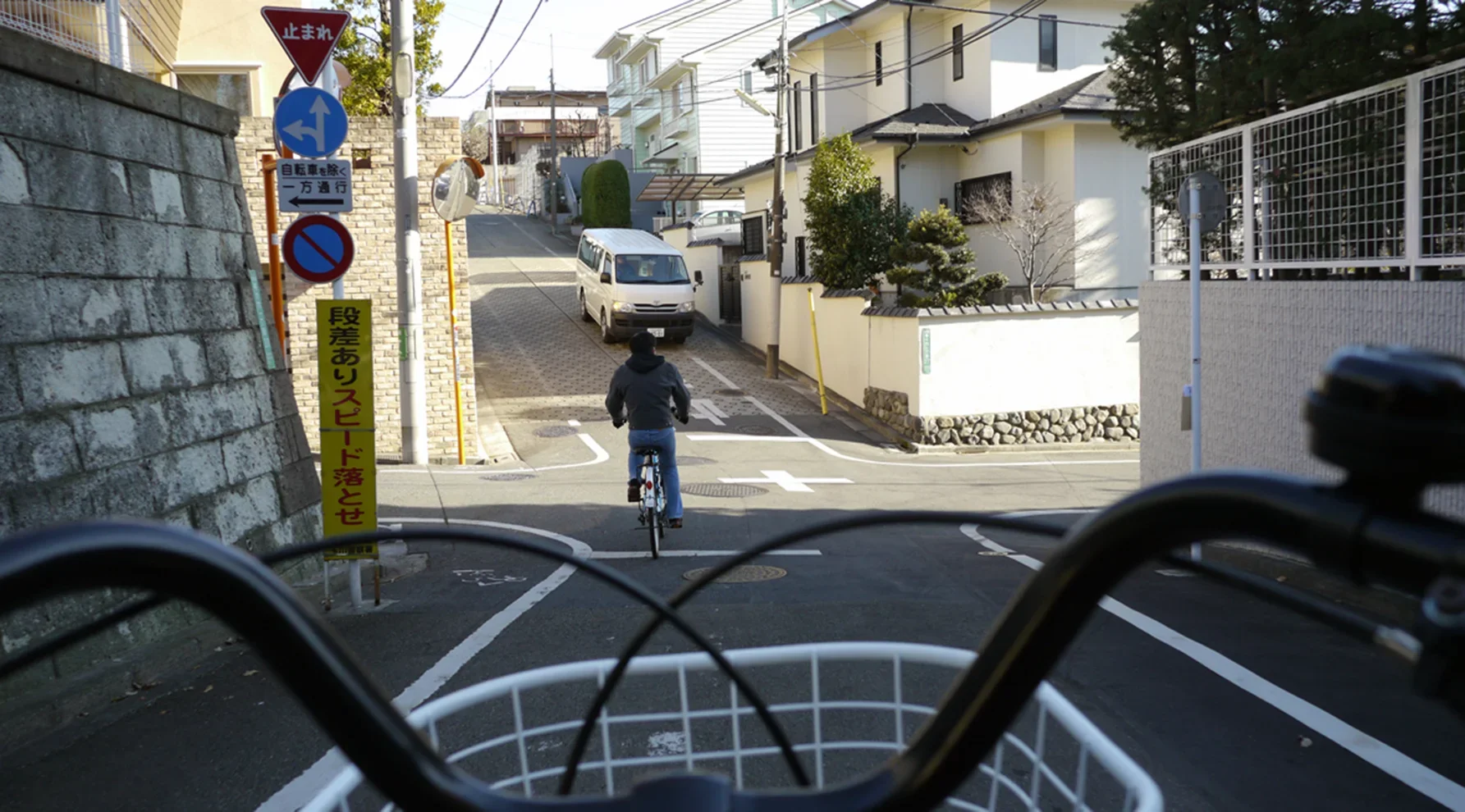 坂道を下る自転車の写真