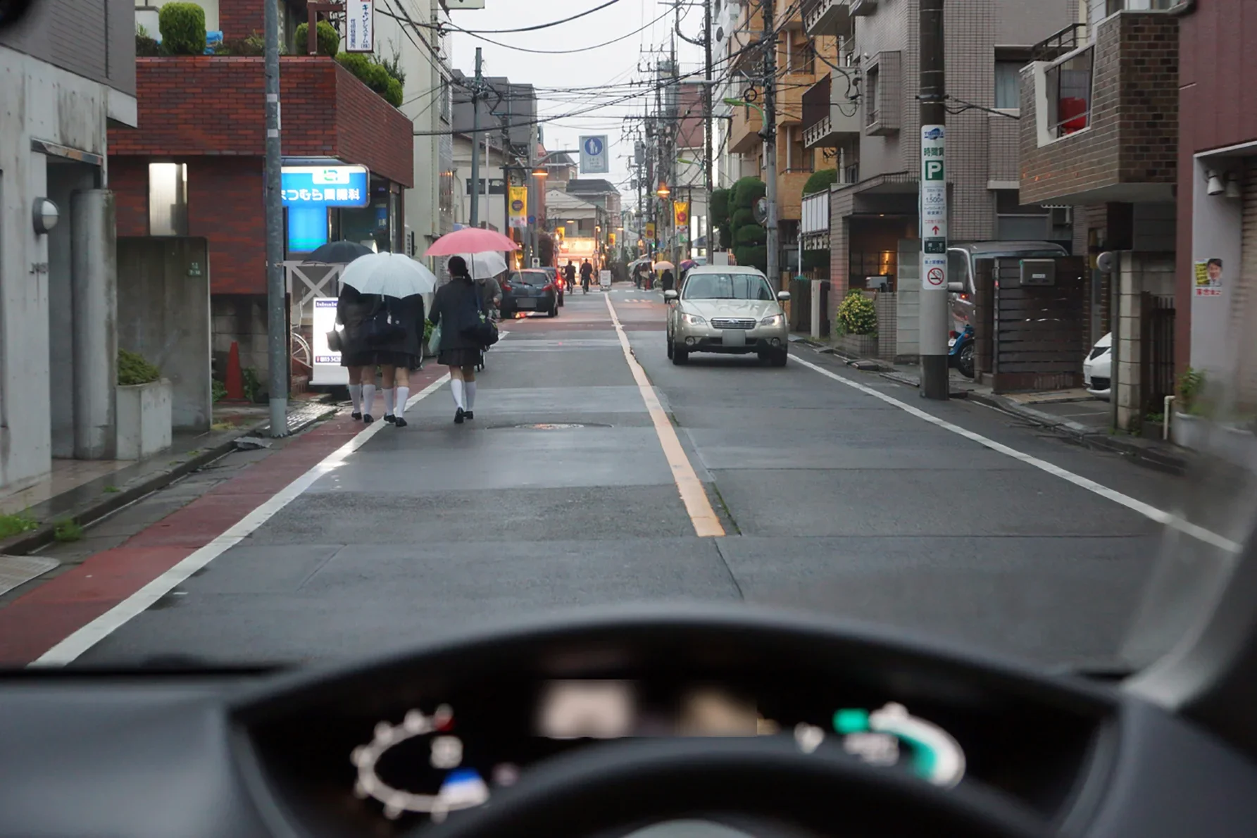  小雨の住宅街を走る車から見た写真