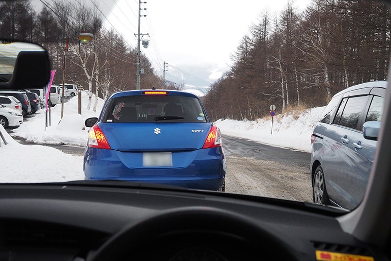 雪道で急減速する車 