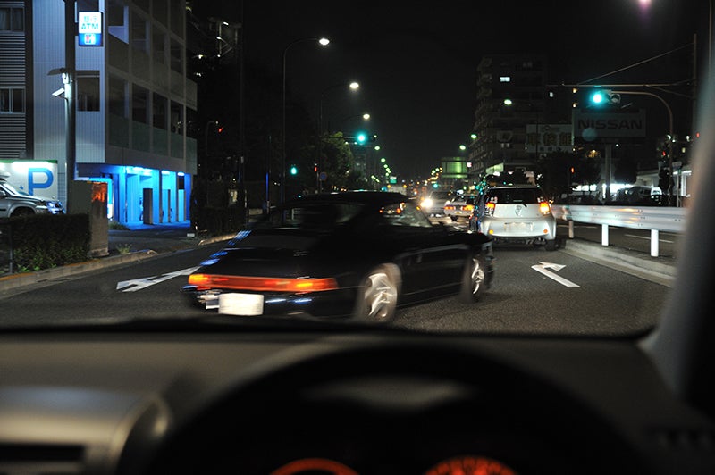 ミニバンの陰から出てくる車