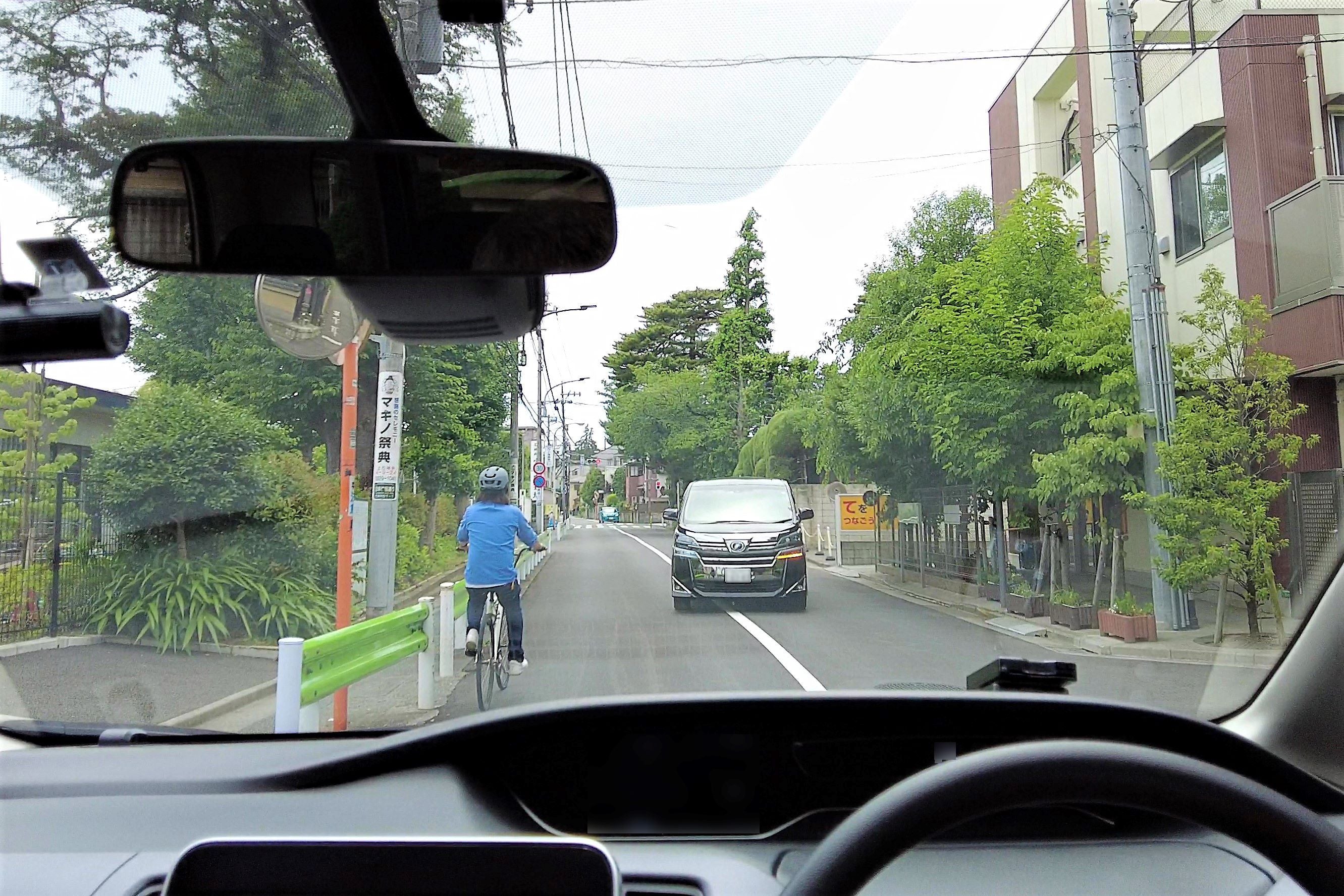 センターラインをまたいで来る対向車