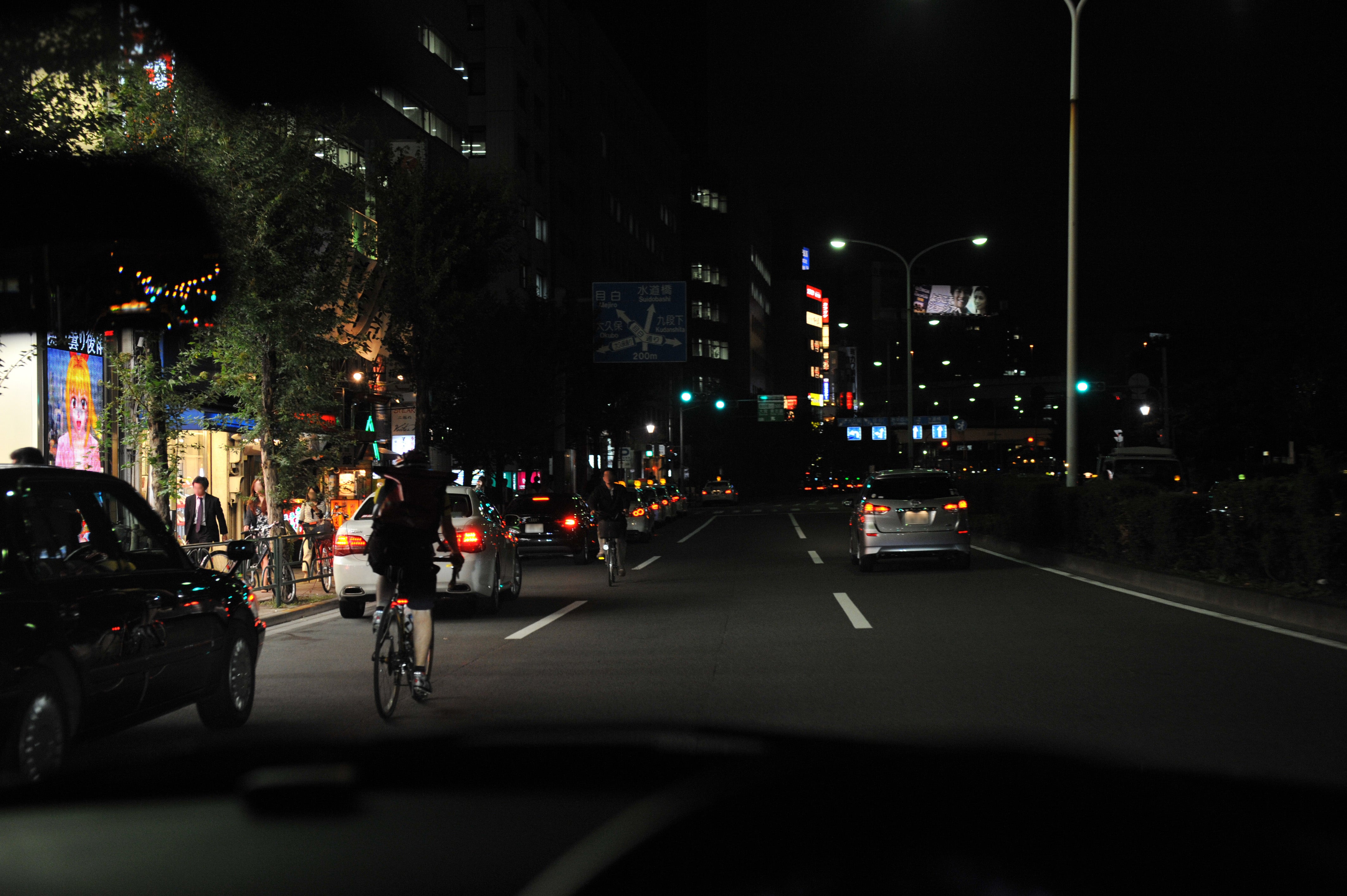 画像ALT:道路の右側を逆走する自転車