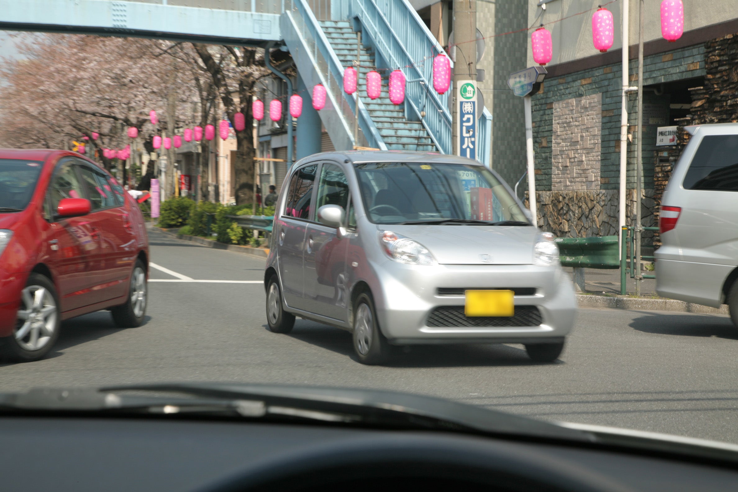 対向車線を直進する車