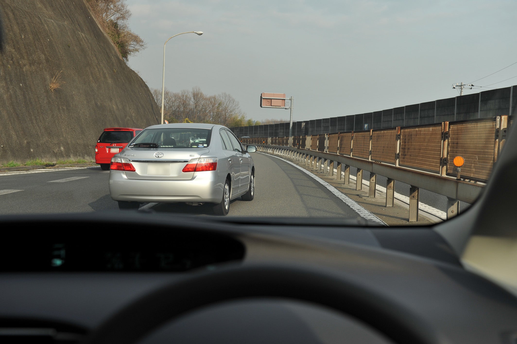 急に車線変更して来る車