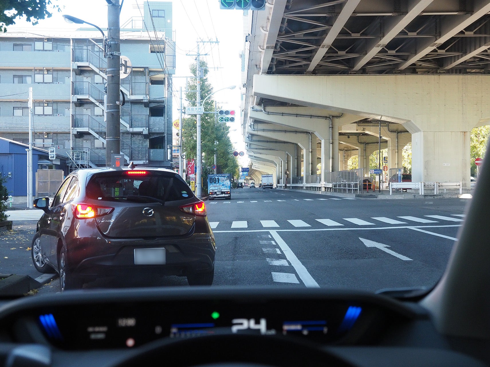 交差点手前の駐車場に入る車