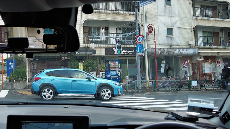 交差点を左折する対向車