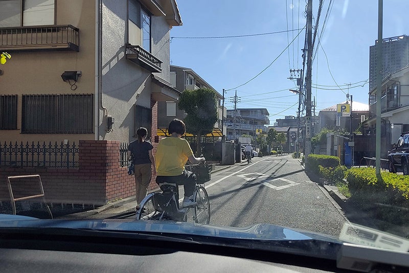 歩行者を追い越して車道に出て来る自転車