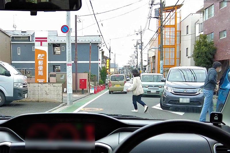 車の陰から横断して来る人