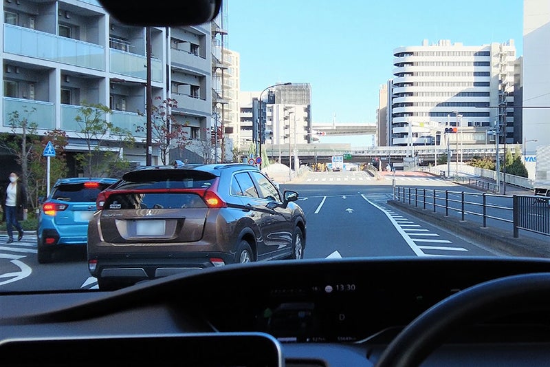 急に車線変更して来る車