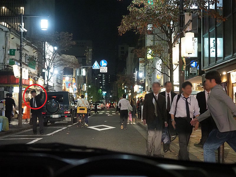 歩道から車道に出て来る人