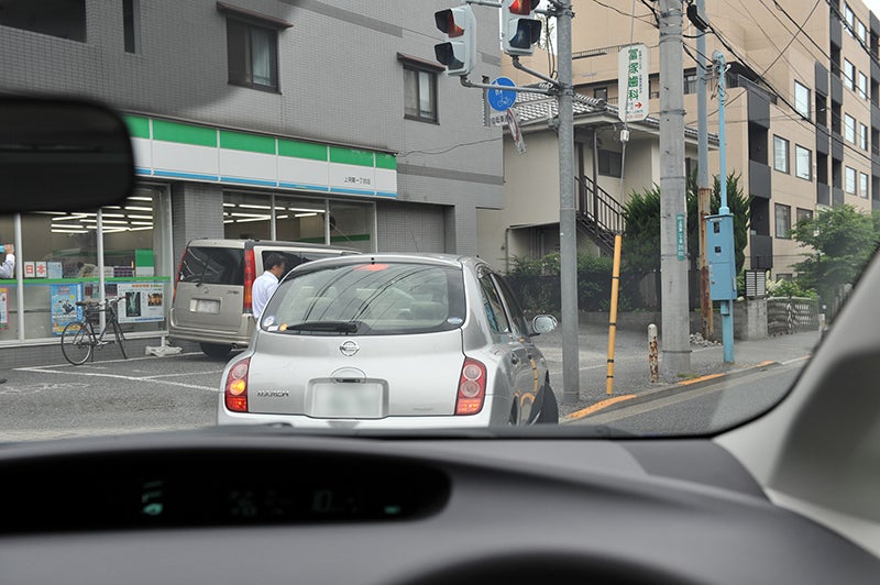 左折した直後にコンビニへ入る車