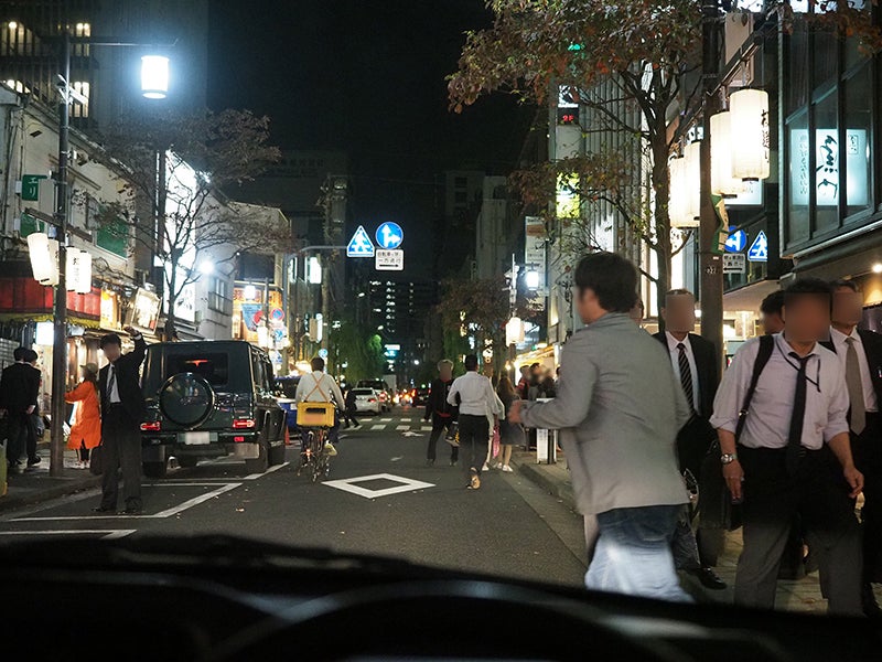 車道に飛び出す歩行者