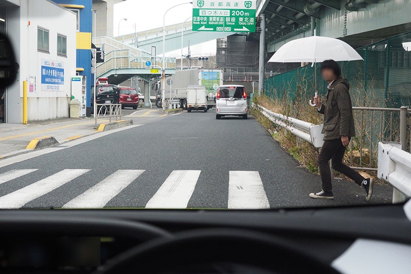 右側から横断して来る歩行者