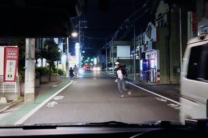 対向車の背後から横断する歩行者