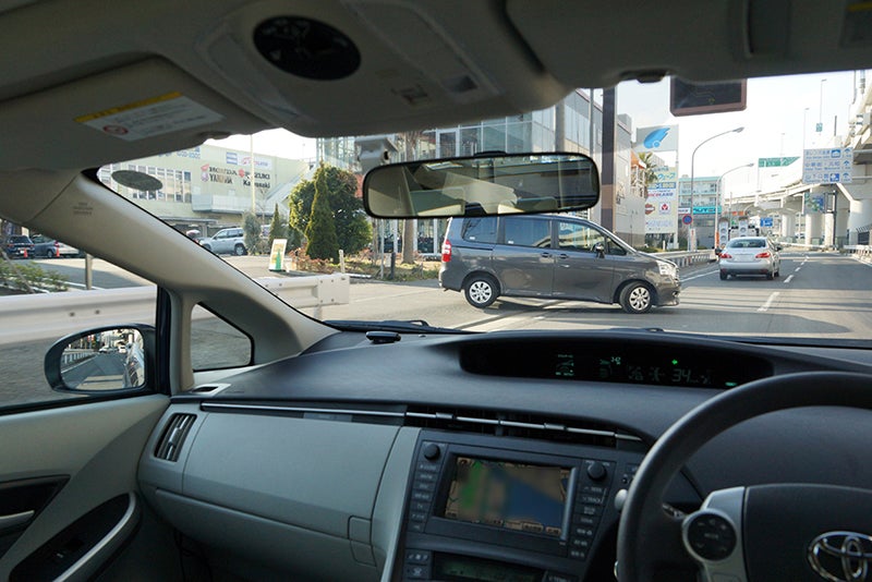 店舗から車道に出て来る車