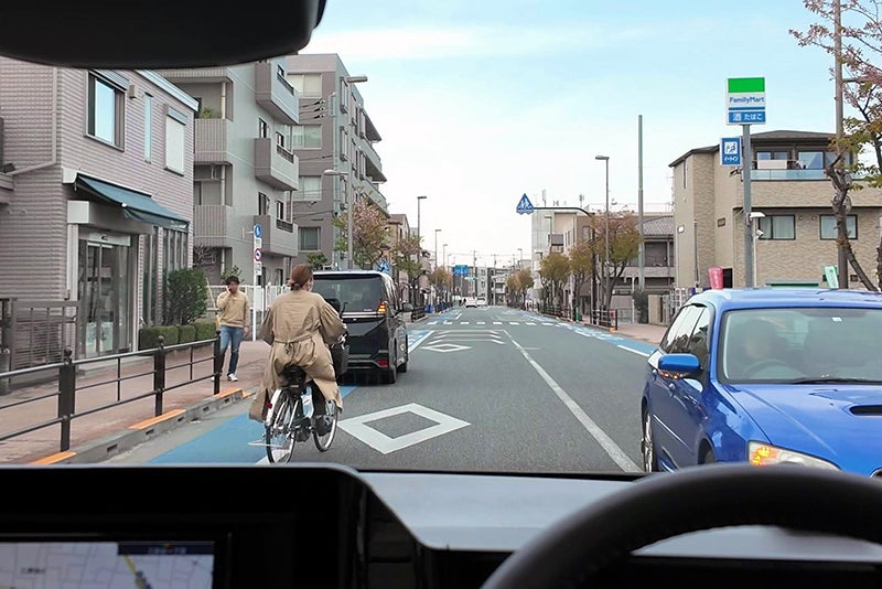 停車車両を避けて車道に出て来る自転車