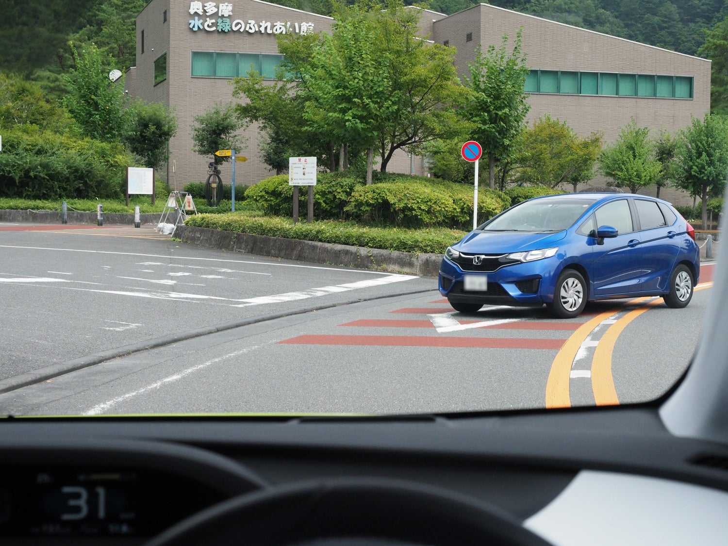 カーブの途中で右折して来る対向車