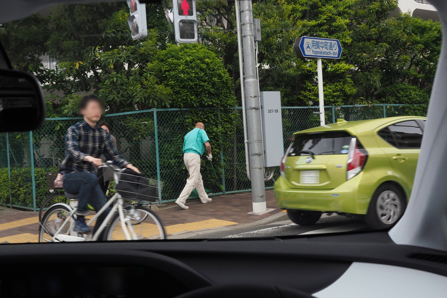 信号の変わり目で横断歩道を渡って来る自転車